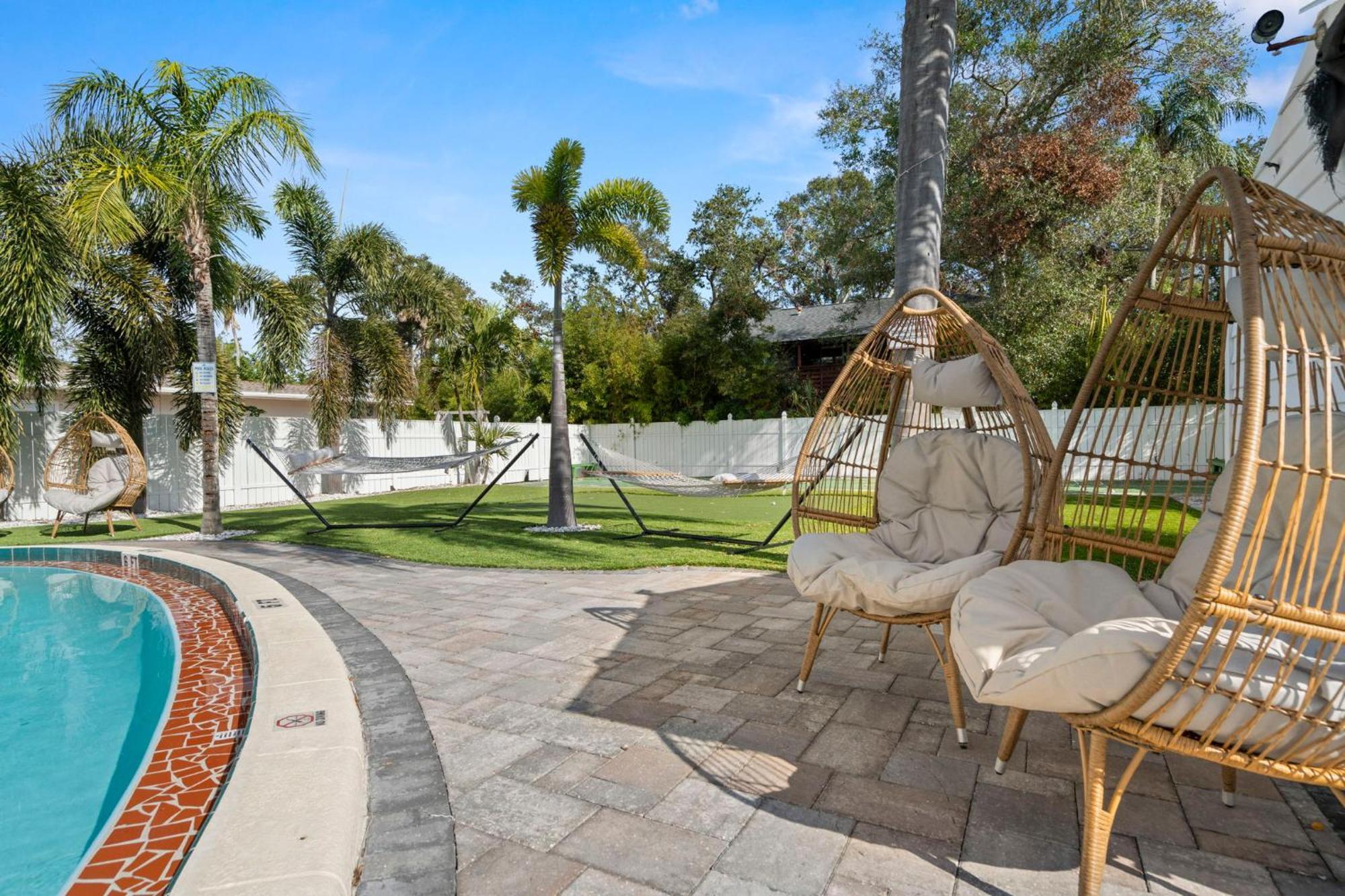 2q Beds With Shared Pool 05 Apartment Clearwater